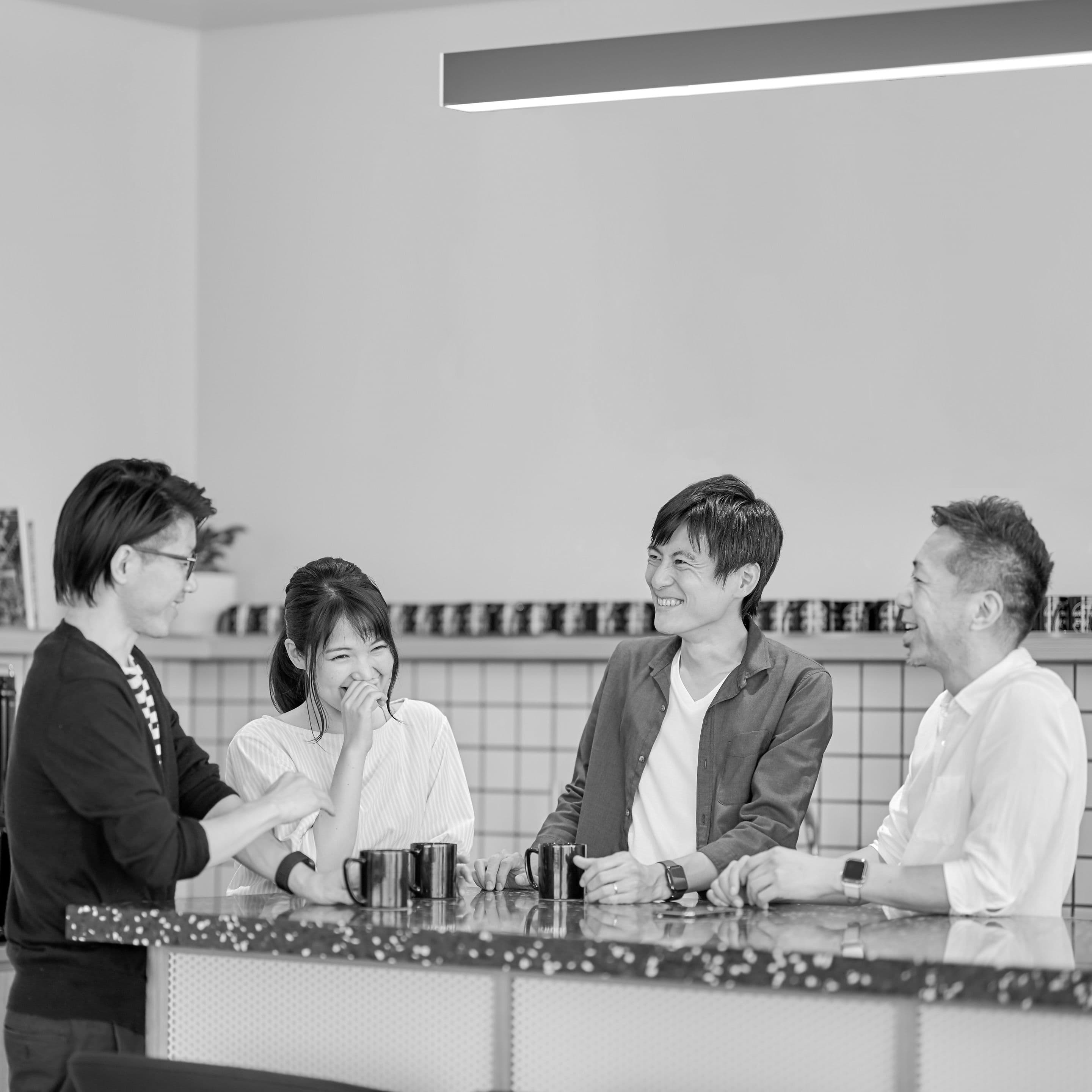 メンバーが談笑している画像